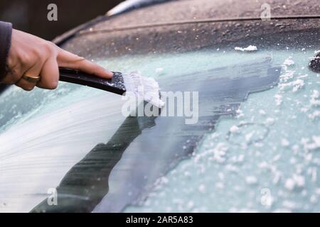 Eiskratzer an der Windschutzscheibe eines Autos Stockfoto