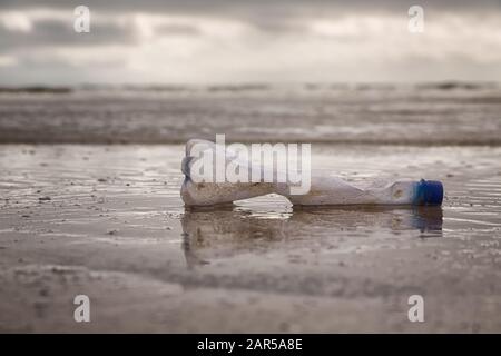 Plastikflasche gewaschen an Land Stockfoto