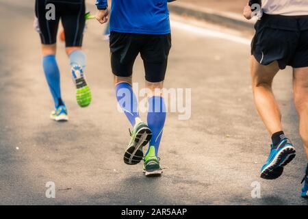 Drei Marathonläufer auf der Straße Stockfoto