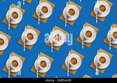 Tasse Espresso flach Muster auf klassisches Blau Stockfoto