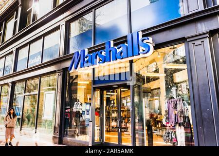 18. Januar 2020 San Francisco/CA/USA - Ladeneingang in Der Market Street; Marshalls ist eine Kette von amerikanischen, preisgünstigen Kaufhäusern im Besitz Stockfoto