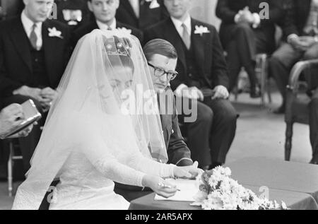 Ehe Prinzessin Margriet und mr. Pieter van Vollenhoven im Rathaus, Überblick bei der Hochzeitsfeier, Prinzessin Margriet unterschreibt das Datum: 10. Januar 1967 Schlüsselwörter: Heirat, Trauschein, Hochzeitsfeier, Prinzessinnen, Rathäuser persönlicher Name: Margriet, Prinzessin, Vollenhoven, Pieter van Stockfoto