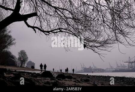 Hamburg, Deutschland. Januar 2020. Spaziergänger sind am Strand an der Elbe bei Övelgönne. Kredit: Christian Charisius / dpa / Alamy Live News Stockfoto