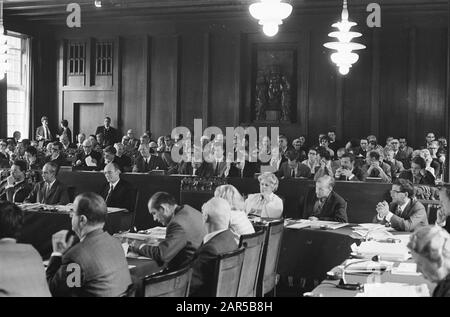 Im Stadtrat von Amsterdam werden Debatten über die Gründung Progil wieder aufgenommen öffentliche Tribüne war volles Datum: 14. Mai 1969 Schlüsselwörter: Debatten, Gemeinden, Räte, Stände Stockfoto