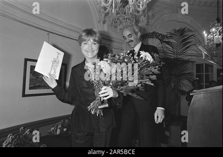 In concertgebouw in Amsterdam wurden heute Morgen mit Margriet de Edisons überreicht, Jasperina de Jong erhält ihren Preis Datum: 29. Oktober 1980 Ort: Amsterdam, Noord-Holland Schlüsselwörter: Preise, Sänger persönlicher Name: Jung, Jasperina de, Margriet, Prinzessin Stockfoto