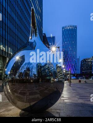 London, England, Großbritannien - 26. Januar 2020: Reflexionen und Wolkenkratzer in Canary Wharf, London. Stockfoto