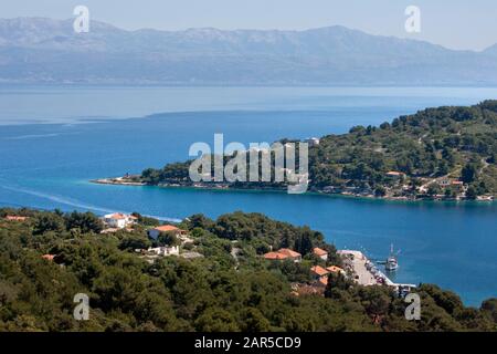 Rogac, Fährhafen auf der Insel Solta in Mittel-Dalmatien in der Nähe der Stadt Split in Kroatien Stockfoto