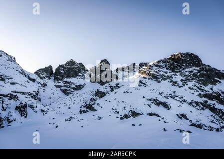 Gefrorener Schrecksee vor den Kupens Gipfeln im Rila-Nationalpark, Region Malyovitsa, Bulgarien Stockfoto