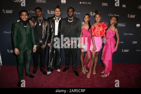 Justin Dior Combs, Christian Casey Combs, Quincy Taylor Brown, Sean 'Diddy' Combs, D'Lila Star Combs, Chance Combs, Jessie James Combs, die den roten Teppich auf der Clive Davis '2020 Pre-Grammy Gala laufen, die am 25. Januar 2020 im Beverly Hilton Hotel in Los Angeles, Kalifornien USA stattfand (Foto von Parisa Afshahi/Sipa USA) Stockfoto