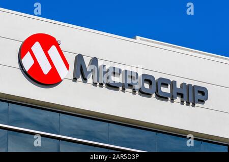 24. Januar 2020 Sunnyvale/CA/USA - Microchip Schild in ihrem Hauptsitz im Silicon Valley; Microchip Technology Inc. Stellt Mikrocontroller, Mixed-signa her Stockfoto