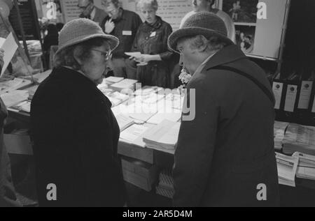 Informationsmarkt für ältere Menschen in Nieuwe Kerk in Amsterdam Datum: 6. Oktober 1987 Standort: Amsterdam, Noord-Holland Schlüsselwörter: Ältester, Markets Institutionenname: Nieuwe Kerk Stockfoto