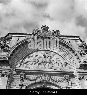 Chateau de Chantilly - France Entrance Gate Datum: 1937 Ort: Chantilly, Frankreich Schlüsselwörter: Burgen, Tore Stockfoto