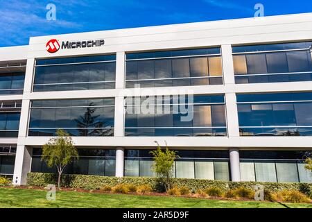 24. Januar 2020 Sunnyvale/CA/USA - Microchip Headquarters im Silicon Valley; Microchip Technology Inc. Stellt Mikrocontroller, Mixed-Signal, A her Stockfoto