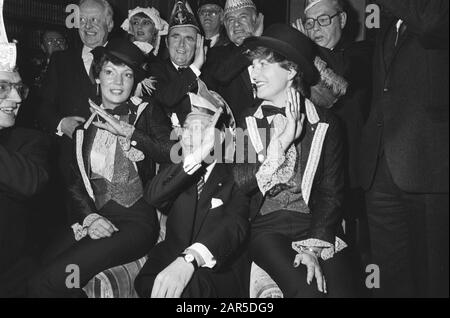 Installation Premier Van Agt als Ehrenmitglied Stichting van Reunie Dutch Carnival Sprinsen beim Catshuis Assistenten Oeteld Datum: 18. Februar 1982 Schlüsselwörter: Assistenten, Installationen, Premiers persönlicher Name: Reunie Dutch Carnival Prinsen Stockfoto