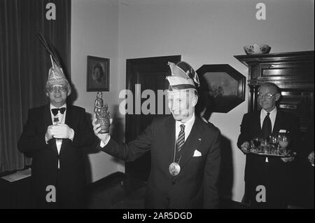 Installation Premier Van Agt als Ehrenmitglieder-Stiftung von Reunie Ned. Karnevalssprinsen auf der Figürung Catshuis von Herzog Hendrik van Ouweneel Datum: 18. Februar 1982 Stichwörter: Bilder, Installationen, Vorpremieren persönlicher Name: Reunie Dutch Carnival sprinsen Stockfoto