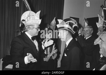Installation Premier Van Agt als Ehrenmitglied der Stiftung van Reunie Dutch Carnival Sprinsen auf der Catshuis Datum: 18. Februar 1982 Schlüsselwörter: Installationen, Premiers Persönlicher Name: Reunie Dutch Carnival Prinsen Stockfoto