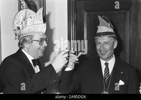 Installation Premier Van Agt als Ehrenmitglied der Stiftung van Reunie Dutch Carnival Sprinsen auf der Catshuis Datum: 18. Februar 1982 Schlüsselwörter: Installationen, Premiers Persönlicher Name: Reunie Dutch Carnival Prinsen Stockfoto