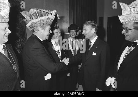 Installation Premier Van Agt als Ehrenmitglied der Stiftung van Reunie Dutch Carnival Sprinsen auf der Catshuis Datum: 18. Februar 1982 Schlüsselwörter: Installationen, Premiers Persönlicher Name: Reunie Dutch Carnival Prinsen Stockfoto