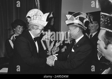 Installation Premier Van Agt als Ehrenmitglied der Stiftung van Reunie Dutch Carnival Sprinsen auf der Catshuis Datum: 18. Februar 1982 Schlüsselwörter: Installationen, Premiers Persönlicher Name: Reunie Dutch Carnival Prinsen Stockfoto
