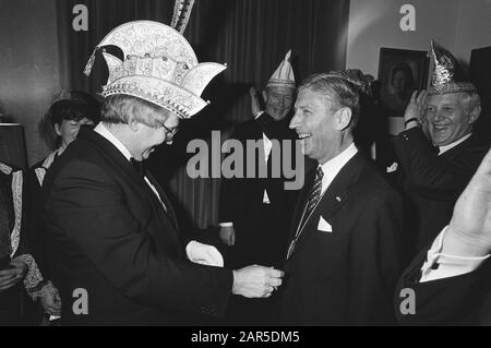 Installation Premier Van Agt als Ehrenmitglied der Stiftung van Reunie Dutch Carnival Sprinsen auf der Catshuis Datum: 18. Februar 1982 Schlüsselwörter: Installationen, Premiers Persönlicher Name: Reunie Dutch Carnival Prinsen Stockfoto