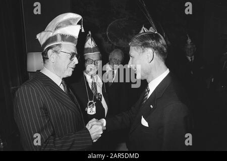 Installation Premier Van Agt als Ehrenmitglied der Stiftung van Reunie Dutch Carnival Sprinsen auf der Catshuis Datum: 18. Februar 1982 Schlüsselwörter: Installationen, Premiers Persönlicher Name: Reunie Dutch Carnival Prinsen Stockfoto