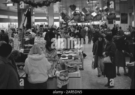 Interior Bijenkorf Datum: 9. Dezember 1981 Stichwörter: Kaufhäuser Stockfoto