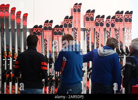 München, Deutschland. Januar 2020. Am Eröffnungstag der Sportartikelmesse Ispo sehen die Besucher Ski-Modelle auf dem Stand eines Ausstellers. Die Fachmesse ist bis zum 29.01.2020 geöffnet. Credit: Tobias Hase / dpa / Alamy Live News Stockfoto