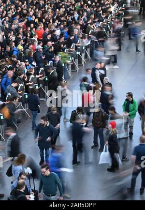 München, Deutschland. Januar 2020. Am Eröffnungstag der Sportartikelmesse Ispo passieren die Besucher die Drehkreuze. Die Fachmesse ist bis zum 29.01.2020 geöffnet. Credit: Tobias Hase / dpa / Alamy Live News Stockfoto