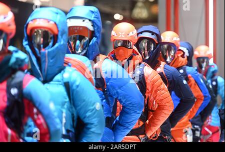 München, Deutschland. Januar 2020. Schaufensterpuppen mit Bergsteigerausrüstung, am Eröffnungstag der Sportartikelmesse Ispo. Bis zum 29.01.2020 wird die Fachmesse ihre Pforten öffnen. Credit: Tobias Hase / dpa / Alamy Live News Stockfoto