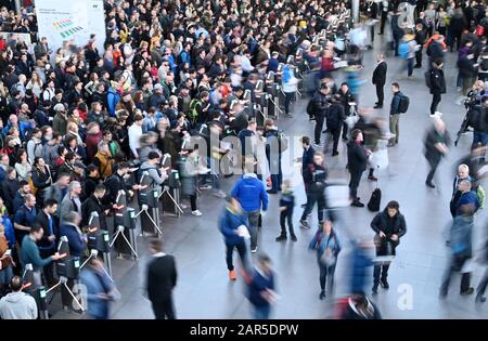 München, Deutschland. Januar 2020. Am Eröffnungstag der Sportartikelmesse Ispo passieren die Besucher die Drehkreuze. Die Fachmesse ist bis zum 29.01.2020 geöffnet. Credit: Tobias Hase / dpa / Alamy Live News Stockfoto