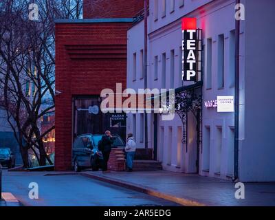 Moskau, Russland - 17. Januar 2020: Passanten am Eingang zum Taganka-Theater. Das Paar wartet in der Nähe des Autos. Helles Hinweisschild des Theaters an der t Stockfoto