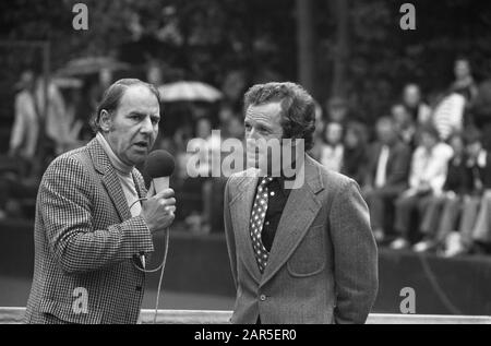 Internationale Tennisweltmeisterschaften, Milchhouse, Willem Duys (links) Interviews Tom Okker Datum: 22. Juli 1973 Schlüsselwörter: Tennis, Meisterschaften persönlicher Name: Duys, William, Okker, Tom Institution Name: Melkhuisje,'t Stockfoto