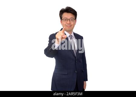 Asiatische Geschäftsleute mittleren Alters, die Handgesten auf einem weißen Hintergrund machen. Stockfoto