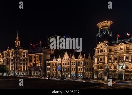 Historische Gebäude am "Bund" in der Nacht, Shanghai Stockfoto