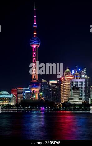 Skyline von Lujiazui (Pudong) mit dem Huangpu Fluss in der Nacht, Shanghai Stockfoto