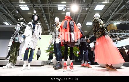 München, Deutschland. Januar 2020. Schaufensterpuppen mit sportlicher Freizeitkleidung, am Eröffnungstag der Sportartikelmesse Ispo am Stand eines Ausstellers. Die Fachmesse ist bis zum 29.01.2020 geöffnet. Credit: Tobias Hase / dpa / Alamy Live News Stockfoto