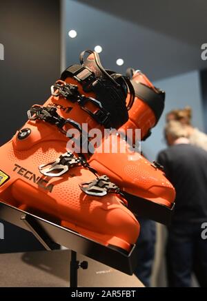 München, Deutschland. Januar 2020. Am Eröffnungstag der Sportartikelmesse Ispo werden Skischuhe ausgestellt. Die Fachmesse ist bis zum 29.01.2020 geöffnet. Credit: Tobias Hase / dpa / Alamy Live News Stockfoto