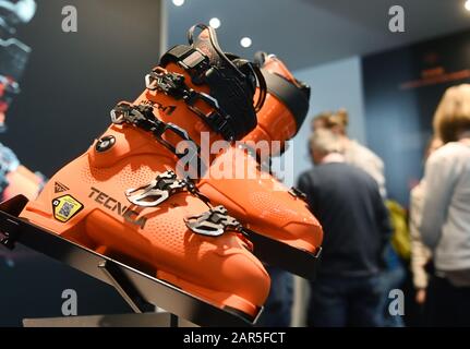 München, Deutschland. Januar 2020. Am Eröffnungstag der Sportartikelmesse Ispo werden Skischuhe ausgestellt. Die Fachmesse ist bis zum 29.01.2020 geöffnet. Credit: Tobias Hase / dpa / Alamy Live News Stockfoto