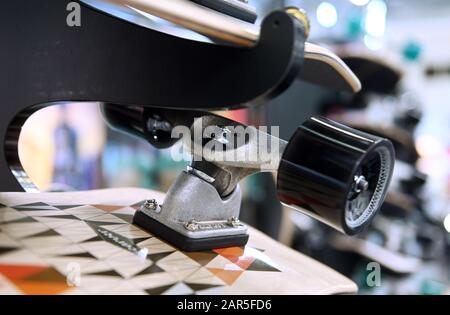 München, Deutschland. Januar 2020. Die Achsen und Rollen eines Skateboards, die am Eröffnungstag der Sportartikelmesse Ispo am Stand eines Ausstellers aufgenommen wurden. Die Fachmesse ist bis zum 29.01.2020 geöffnet. Credit: Tobias Hase / dpa / Alamy Live News Stockfoto