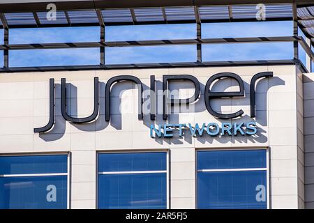 24. Januar 2020 Sunnyvale/CA/USA - Juniper Networks unterschreibt in der Unternehmenszentrale des Unternehmens im Silicon Valley. Juniper Networks, Inc. Ist Stockfoto