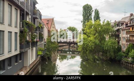 Nürnberg 2019. Der Henkersteg, kurz langer Steg, ist ein Gehweg, der zum Holzhangturm an der Pegnitz führt. Wir sind eine sonnige Sommermorn Stockfoto