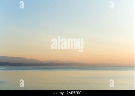 Blick auf die Berge am Horizont bei leichtem Nebel über dem Schwarzen Meer bei Sonnenaufgang Stockfoto