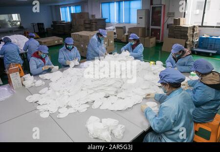 Shanghai, China. Januar 2020. Am 26. Januar 2020 zählen Arbeiter Masken bei Shanghai Yuanqin Purification Technology Co., Ltd. In Shanghai, Ostchina. Die Mitarbeiter des Unternehmens haben zusätzliche Stunden für die Herstellung von Masken gearbeitet, mit denen der neuartige Ausbruch von Coronavirus bekämpft werden soll. Credit: Ding Ting/Xinhua/Alamy Live News Stockfoto