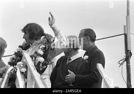 Grand Prix van Nederland 1969 Formel I in Zandvoort Jackie Stewart und Prins Bernhard beim Spielen der Nationalhymne Datum: 21. Juni 1969 Ort: Noord-Holland, Zandvoort Keywords: Rennfahrer, Autoraces, Princes, Folk Songs persönlicher Name: Bernhard (Prince Netherlands), Stewart, Jackie Stockfoto