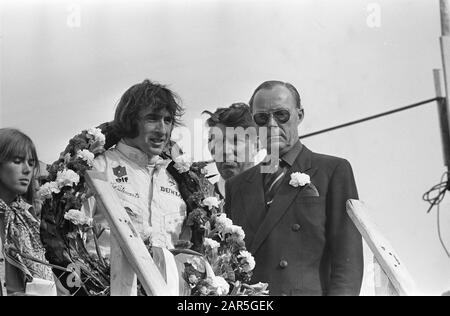 Großer Preis der Niederlande 1969 Formel I in Zandvoort Jackie Stewart und Prins Bernhard beim Spielen der Nationalhymne Datum: 21. Juni 1969 Ort: Noord-Holland, Zandvoort Keywords: Rennfahrer, Autorennen, Kränze, Prinzen, Folkhymne persönlicher Name: Bernhard (Prinz Niederlande), Stewart, Jackie Stockfoto