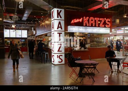 Ein Vorgeschmack auf Katz's in der DeKalb Market Hall in Brooklyn, New York. Stockfoto