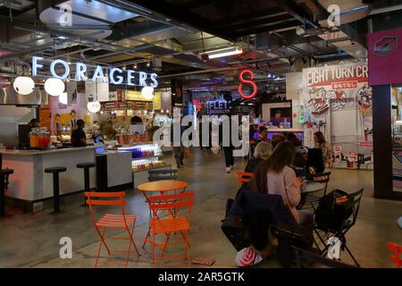 DeKalb Market Hall, 445 Albee Square W, Brooklyn, New Yorker Inneneinrichtung einer Lebensmittelhalle und eines Einkaufszentrums in der Innenstadt von Brooklyn Stockfoto