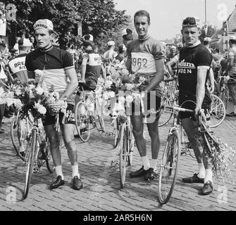 Der Radsport, der Acht van Chaam, ließ Jef Planckaert in der nationalen Trikolore Belgiens neben ihm den niederländischen Landesmeister Albertus Ab Geldermans und; Stockfoto