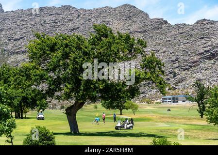 Ceres, Westkaper, Südafrika. Dezember 2019. Golfer, die auf dem Golfplatz des Ceres Golf Club Golf spielen. Stockfoto