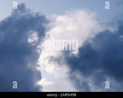 Graue Regenwolken. Wetter Konzept Stockfoto